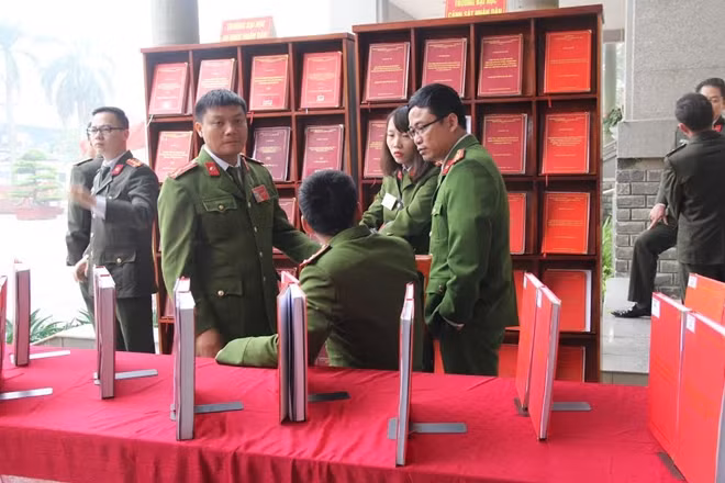 Các đại biểu tham quan gian trưng bày một số công trình nghiên cứu sau đại học tại Hội nghị
