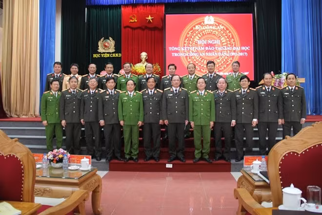 Thứ trưởng Nguyễn Văn Thành với các đại biểu tham dự Hội nghị tổng kết 25 năm đào tạo sau đại học trong CAND.