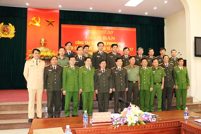 Thứ trưởng Nguyễn Văn Sơn cùng đoàn công tác của Bộ Công an chụp ảnh lưu niệm với lãnh đạo Công an các tỉnh Cụm thi đua số 5 tham dự hội nghị.