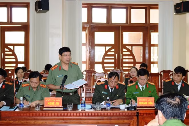Đại tá Lê Khắc Thuyết, Phó Giám đốc Công an Nghệ An phát biểu về công tác xây dựng phong trào toàn dân bảo vệ an ninh Tổ quốc trên địa bàn tỉnh tại hội nghị.