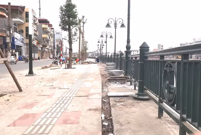 Nhà thầu thi công khắác phục các vị trí bị sụt lún.