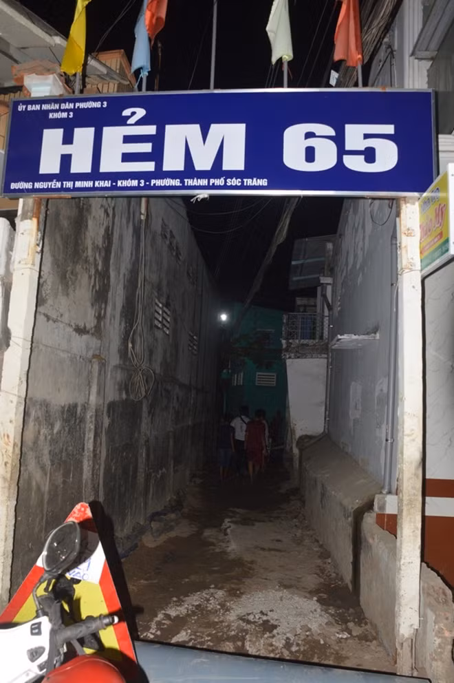 Con hẻm nơi công nhân đang thi công.
