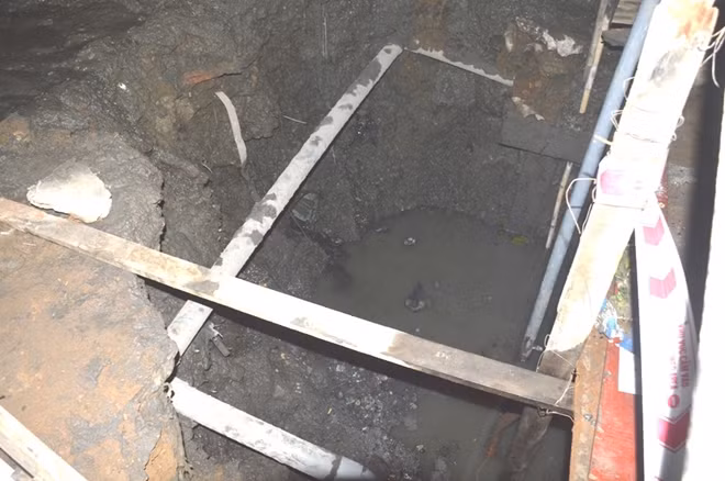 Hố sâu nơi bộ xương được phát hiện.