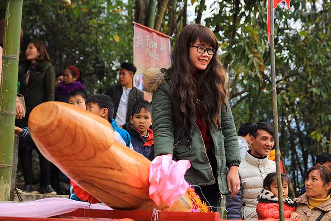 Rất đông du khách hiếu kỳ đã tới sờ và chụp ảnh cùng “tàng thinh” và “mặt nguyệt” mong một năm máy mắn.