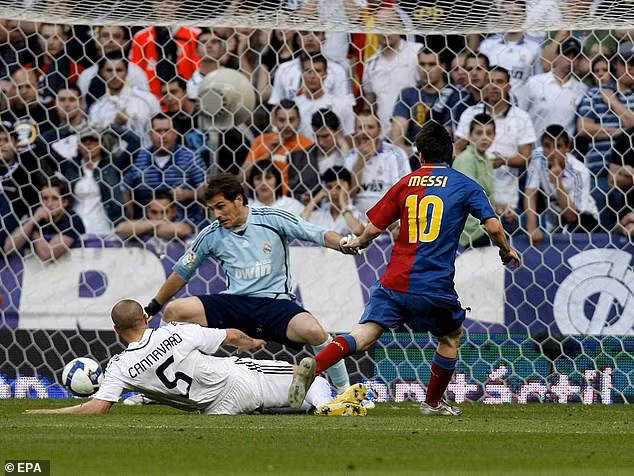 Cựu thủ môn của Real Iker Casillas cũng có tới 17 lần phải vào lưới nhặt bóng vì Messi.