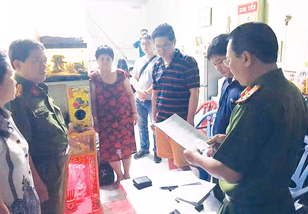 CBCS Cục C50 phối hợp khám xét các đối tượng phạm tội sử dụng công nghệ cao. CBCS Cục C50 phối hợp khám xét các đối tượng phạm tội sử dụng công nghệ cao.