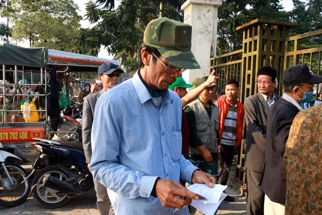 Mỗi suất mua tương đương với một cặp vé tại khán đài C và D.