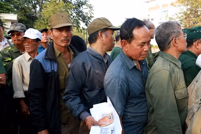 Vì thế số lượng cho suất mua vé này cũng không nhiều tuy thế vẫn có hàng dài người chen chúc xếp hàng trước bàn đăng ký.