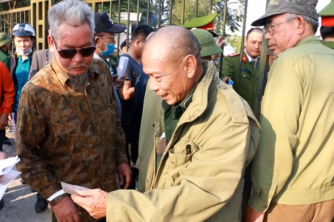 Hai cựu chiến binh chia sẻ với nhau niềm vui sở hữu một suất mua vé cho trận bán kết lượt về AFF Cup 2018.