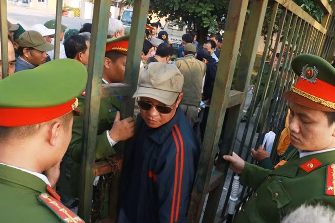 Một thương binh sau khi mua được suất vội vã rời trụ sở VFF..