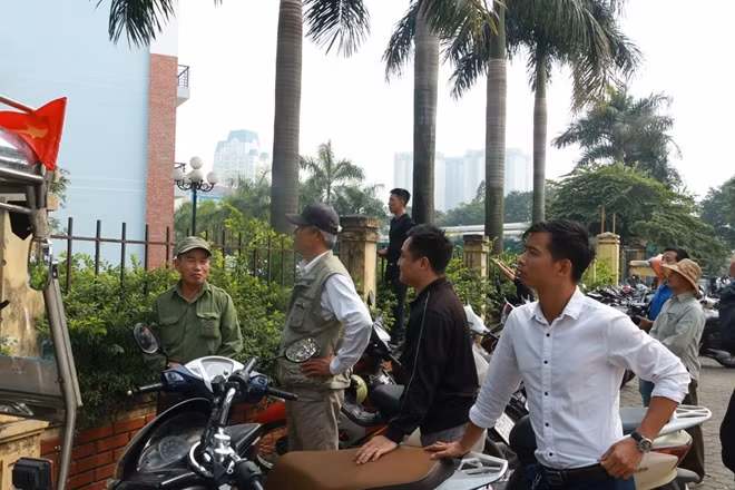 Ngoài số người xông vào trong khuôn viên VFF còn có rất nhiều người khác tập trung bên ngoài trụ sở.