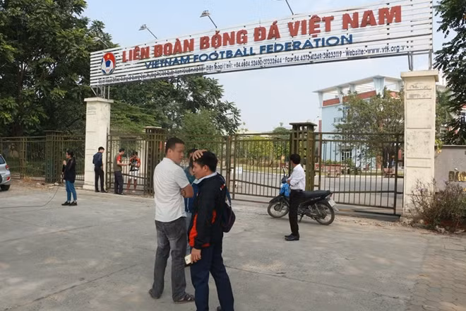 Cổng chính của trụ sở VFF được đóng kín sau đó. Theo tìm hiểu của pv nhiều người kéo đến trụ sở VFF do bức xúc khi không mua được vé xem trận bán kết lượt về AFF Cup 2018 giữa Việt Nam và Philippines.