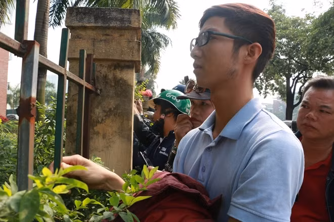 Tất cả đều cho biết họ là những CĐV nhiệt tình của đội tuyển Việt Nam và đều ao ước sở hữu một tấm vé vào sân trong ngày 6-12 tới.