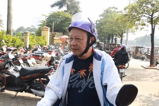 Ông Tuấn (Tuấn - Trâu vàng) một CĐV nhiệt thành của đội tuyển Việt Nam cũng cho biết ông làm cách nào mua được vé online cho trận đấu sắp tới. Nhiều người dân cho biết họ sẽ tiếp tục chờ đợi cho đến khi VFF có câu trả lời thỏa đáng về số lượng vé trong trận đấu sắp tới của đội tuyển.