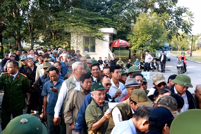 Các thương bệnh binh xếp hàng dài trong khuôn viên trụ sở VFF vào chiều nay (28-11)