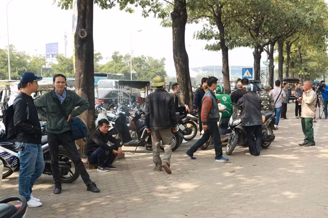 Vào cuối giờ sáng nay rất nhiều người dân đã tập trung xung quanh trụ sở Liên đoàn bóng đá Việt Nam (VFF).
