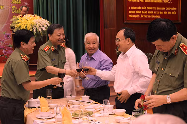 Thượng tướng Tô Lâm, Ủy viên Bộ Chính trị, Bộ trưởng Bộ Công an thăm hỏi các đồng chí nguyên lãnh đạo Bộ và Ban An ninh Trung ương Cục miền Nam.