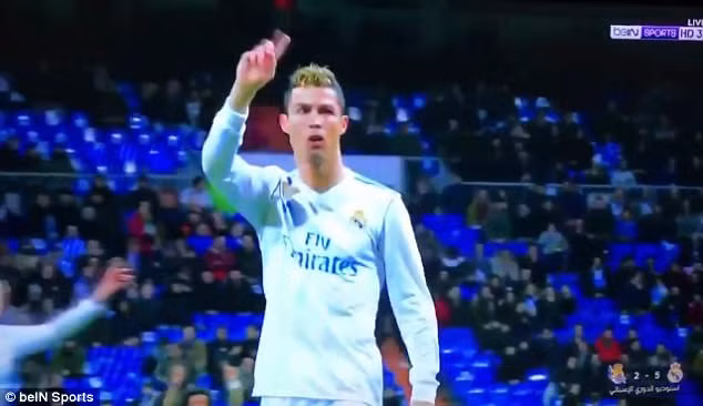 Ronaldo không "hạnh phúc" trước biểu hiện của các CĐV Real. Ảnh: Bein. Ronaldo không "hạnh phúc" trước biểu hiện của các CĐV Real. Ảnh: Bein.
