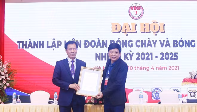 Đại diện Bộ Nội vụ trao quyết định thành lập Liên đoàn bóng chày Việt Nam. Ảnh: Hữu Lượng.