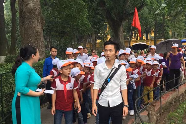 Các em học sinh và du khách xếp hàng chờ tham quan di tích Phủ Chủ tịch.