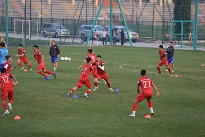 Sau khi khởi động nhẹ, trợ lý của HLV Park hướng dẫn các cầu thủ tham gia một trò chơi khá đặc biệt. Các cầu thủ được cho di chuyển liên tục để lấp vị trí của nhau.
