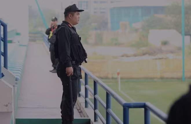 Trong khi các cầu thủ đang miệt mài dưới sân thì những chiến sĩ Cảnh sát cơ động cũng tập trung làm nhiệm vụ.