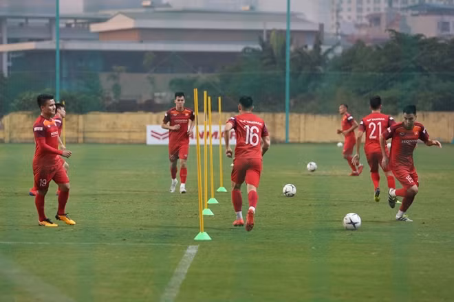 Sau đó HLV Park Hang-seo mới bắt đầu cho các học trò bước vào bài tập chiến thuật chuẩn bị cho hai trận đấu gặp UAE và Thái Lan sắp tới.