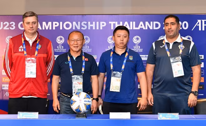 HLV trưởng Maciej Skorza của U23 UAE (ngoài cùng bên trái). Ảnh: VFF.