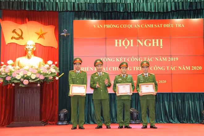 Thiếu tướng Đỗ Văn Hoành, Chánh Văn phòng Cơ quan CSĐT Bộ Công an trao giấy khen tặng các tập thể.
