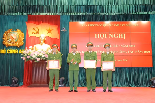 Thứ trưởng Lê Quý Vương trao Bằng khen của tặng Bằng khen tặng các tập thể có thành tích xuất sắc File: C01 triển khai công tác