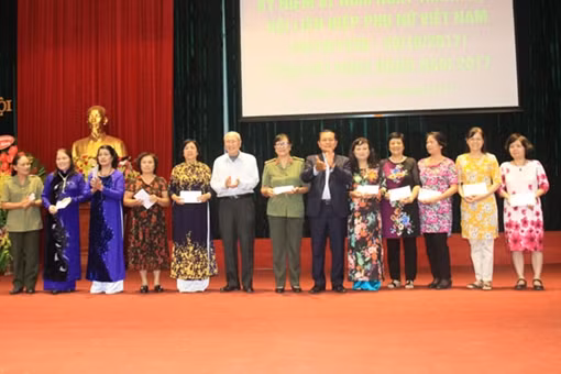 Gặp mặt kỷ niệm ngày phụ nữ Việt Nam