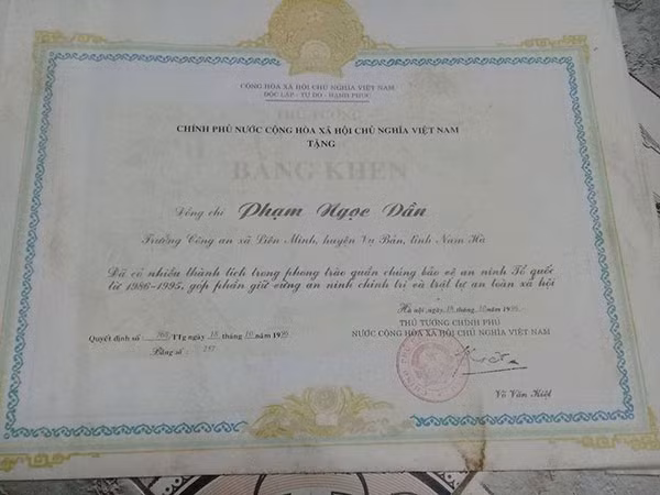Bằng khen ông Dần vinh dự được Thủ tướng trao tặng. Bằng khen ông Dần vinh dự được Thủ tướng trao tặng.