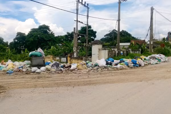 Những bãi rác người dân đổ ra ven đường gây ô nhiễm.