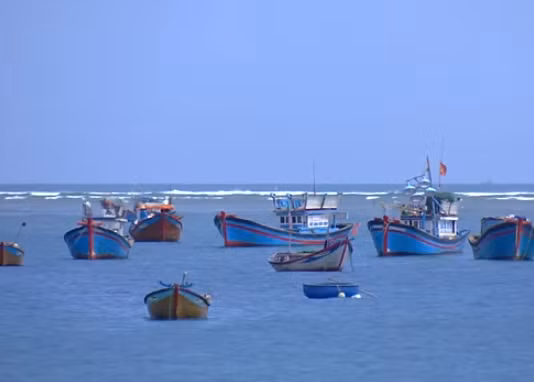 Tàu thuyền cập bờ chuẩn bị vươn khơi. Tàu thuyền cập bờ chuẩn bị vươn khơi.