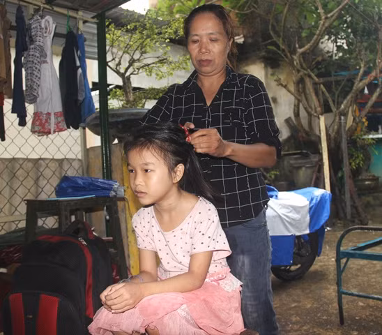 Cháu Minh đủ tuổi đến trường nhưng chưa thể nhập học vì không có giấy khai sinh.