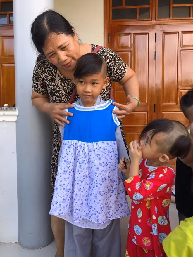 Niềm vui khi được đoàn thiện nguyện tặng quần áo mới.