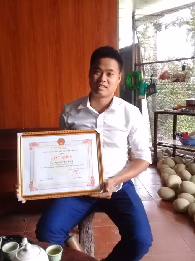 Nguyễn Phúc Bách được nhận nhiều giấy khen từ các cấp bộ, ngành trao tặng.