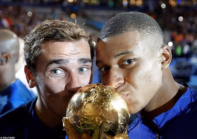 Griezmann cùng Mbappe hôn chiếc cup vàng World Cup. Dù chơi cho các CLB khác nhau nhưng khi khoác lên mình chiếc áo của Les Bleu tất cả đều cống hiến hết mình vì đội tuyển quốc gia.