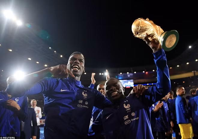 Paul Pogba (trái) and N'Golo Kante cùng giơ cao chiếc Cup vàng trong lễ ăn mừng.