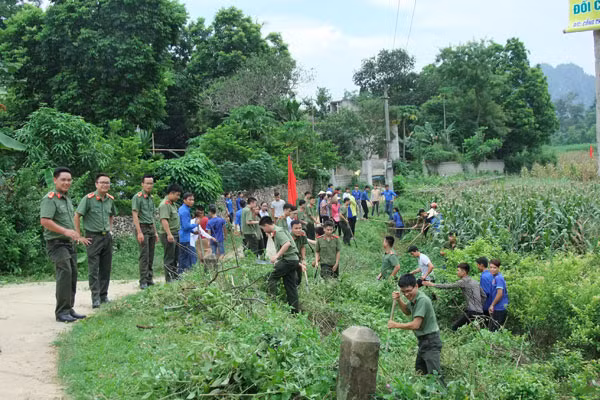 Trung úy Sùng A Thanh cùng cán bộ đội An ninh dân tộc thiểu số xuống địa bàn “4 cùng” với nhân dân.