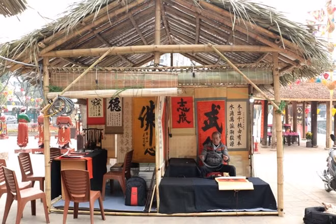Cận cảnh một gian hàng ông đồ tại Hội chữ Xuân Mậu Tuất 2018 trước giờ mở cửa.