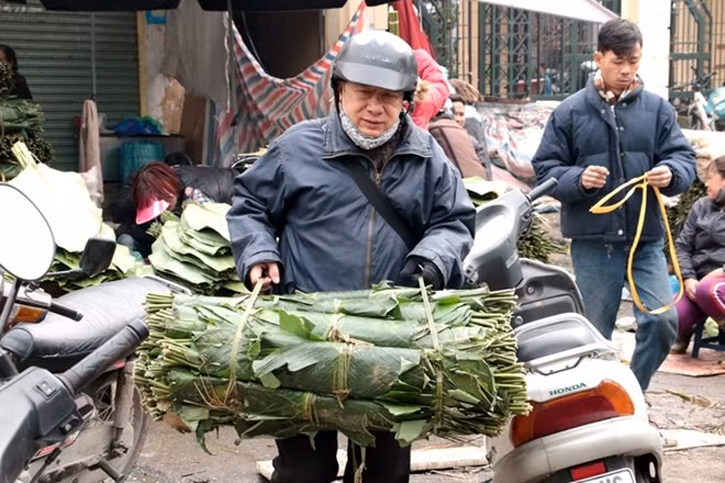 Khi khách có muốn lấy một lượng lá lớn nhiều tiểu thương sẵn sàng vận chuyển hàng tới tận nơi.
