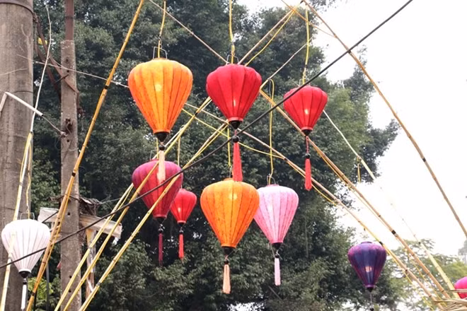 Ban tổ chức Hội chữ Xuân Mậu Tuất 2018 trang trí hội chợ bằng những sản phẩm mang đặc trưng của nền văn hóa Việt Nam như đèn lồng nón quai thao...