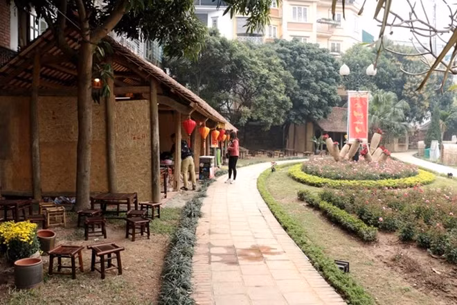 Năm nay hội chữ Xuân Mậu Tuất 2018 được tổ chức bên bờ hồ Văn thuộc khu di tích lịch sử Văn Miếu - Quốc Tử Giám.