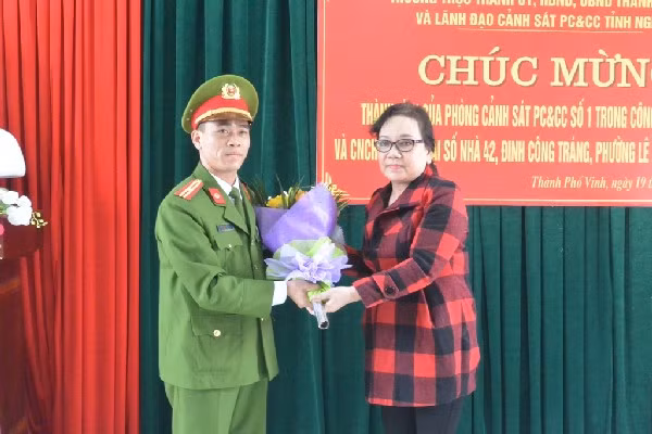 Một người dân xúc động cảm ơn lực lượng Cảnh sát PCCC&CNCH trong vụ cứu 6 người thoát nạn vụ cháy trong đêm ở TP Vinh vào ngày 17-1-2017.