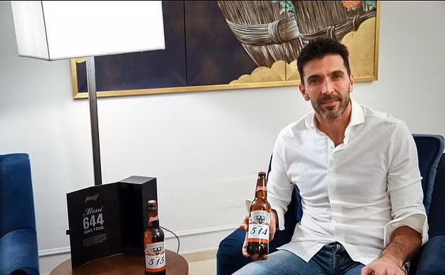 Thủ thành Gianluigi Buffon của Juventus với 2 chai bia tương đương 2 bàn thua anh phải nhận trước Messi.