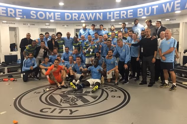 Cậu bé 8 tháng tuổi giờ đây trở thành một trong những biểu tượng của ManCity.