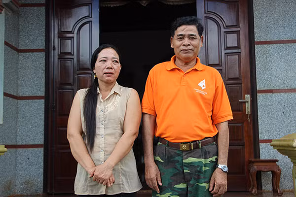 Ông Ba Mun cùng vợ bên căn nhà riêng.