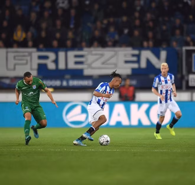 Khi mà các vị trí ở hàng thủ của Heerenveen vẫn đang vận hành tốt. Ảnh: Heerenveen FC.