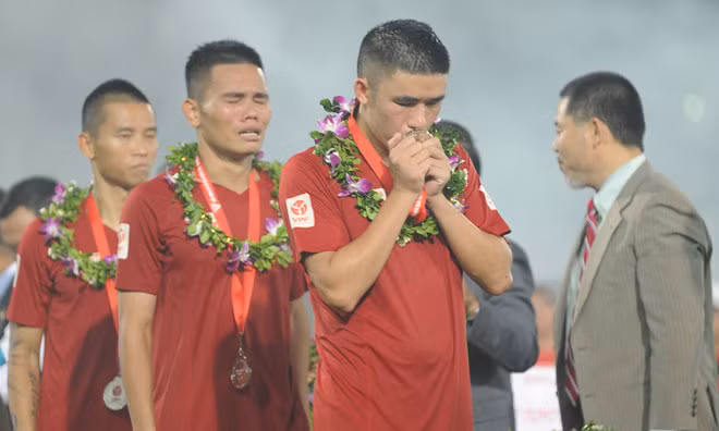Cầu thủ Hải Phòng nhận Huy chương bạc V.League. Ảnh: H.M